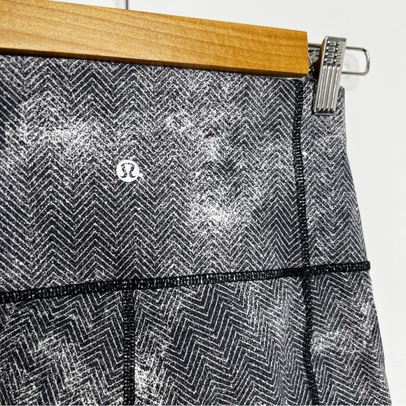 LULULEMON Diffusion White Black Essential Rhythm Crop Leggings - Picture 6 of 8